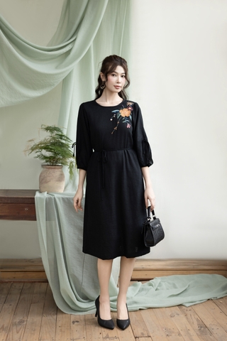 Swanlake | Váy Đầm Phom A Tay Lỡ Chất liệu Linen Thêu Hoa Phần Ngực Trái - D12369LW01