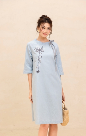 Đầm Nữ Phom Suông Linen Trơn Thêu Cổ Thuyền Dài Qua Gối Swanlake - D12384LW01