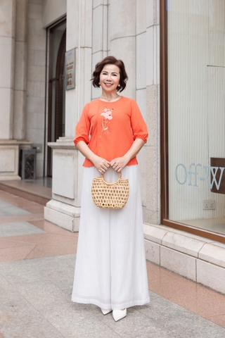 M COLLECTION | Áo Nữ Trung Niên Tặng Mẹ Ngắn Vải Linen Thêu Hoa Cổ Tròn Tay Bí Lỡ Bo Chun A12345