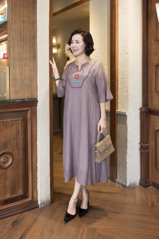 M COLLECTION | Váy Đầm Midi Suông Nữ Trung Niên Tặng Mẹ Tơ Dập Ly Thêu Hoa Tay Lỡ Loe Cổ Trụ D12937LW01