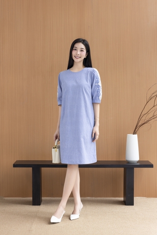 SWANLAKE | Váy Đầm Nữ Sọc Suông Cổ Tròn Cotton Tay Lỡ Nẹp Thêu Hoa Ren Lưới Có Túi Công Sở D12673LW01