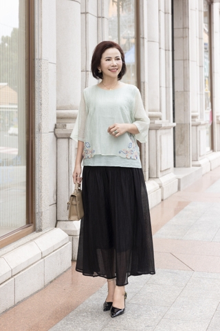 M COLLECTION | Áo Kiểu Nữ Trung Niên Tặng Mẹ, Bà Lụa Hàn Thêu Hoa 2 Lớp Cổ Tròn Tay Lỡ Xẻ Tà A12305LW01