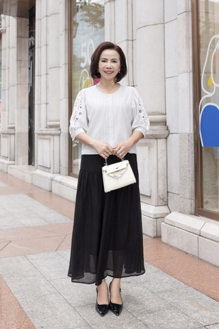 M COLLECTION | Áo Kiểu Nữ Trung Niên Tặng Mẹ, Bà Cài Nút Cotton Sọc Thêu Hoa Ren Tay Lỡ Nẹp A12674LW01