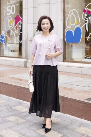 M COLLECTION | Áo Kiểu Nữ Trung Niên Tặng Mẹ, Bà Cổ Tròn Tay Bo Bí Lỡ Vải Linen Đính Hoa 3D A11984LW01