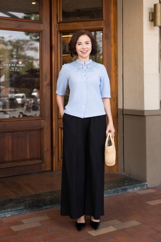 M COLLECTION | Áo Kiểu Nữ Trung Niên Tặng Mẹ Linen Thêu Hoa Phối Lưới Cài Nút Cổ Trụ Tay Bí A12382LW01