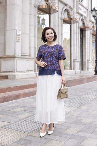 M COLLECTION | Áo Kiểu Nữ Trung Niên Tặng Mẹ, Bà Tay Ngắn Lụa Mango In Hoa Phối Lai Ren Thêu A12729LW01