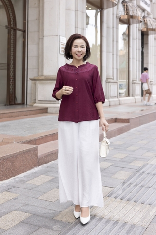 M COLLECTION | Áo Kiểu Nữ Trung Niên Tặng Mẹ Lụa Hàn Thêu Hoa Ren Cài Nút Tay Bo Chun Bí Lỡ A12701LW01