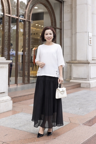 M COLLECTION | Áo Kiểu Nữ Trung Niên Tặng Mẹ Lụa Hàn Thêu Hoa Ren Lưới Cổ Tròn Tay Lỡ Xẻ Tà A12539LW01