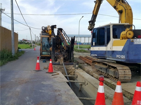 Khoan băng ngang qua đường