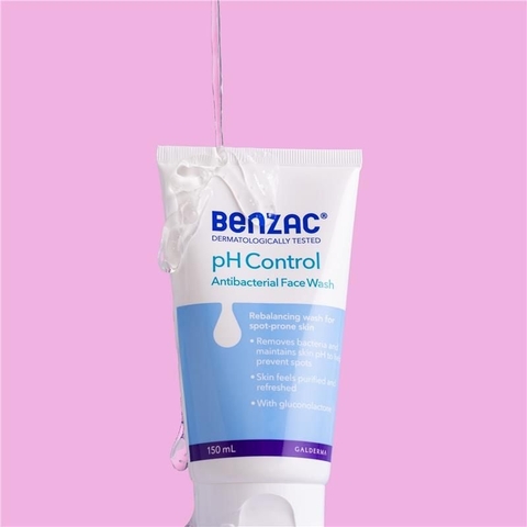 Sữa rửa mặt giúp diệt khuẩn & cân bằng pH cho da mụn BENZAC pH Control Antibacterial Wash 150ml