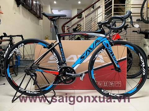 Xe đạp đua SAVA HI SPEED - Khung full Carbon, groupset Shimano 105 R7000 (màu phối: Đen/xanh/đỏ/trắng)