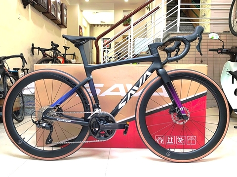 Xe đạp đua SAVA HAWKEYE 2024 - Khung, vành Full Carbon, Full group Shimano 105 R7120 thắng đĩa dầu. Màu Đen