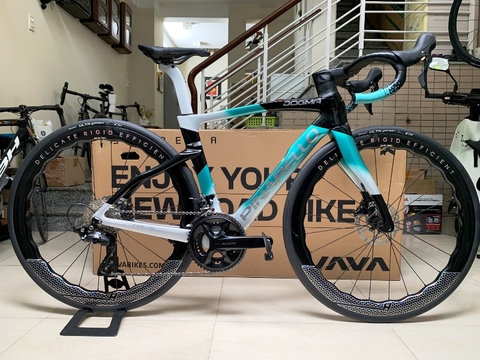 Xe đạp đua PINARELLO DOGMA F (F14) - Khung, vành Full Carbon, Full group Shimano 105 R7120 thắng đĩa dầu. Màu Bạc phối Xanh/Đen