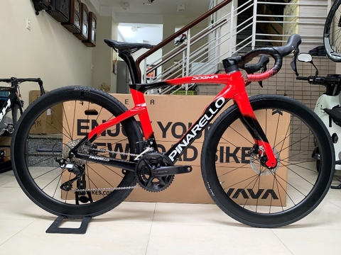 Xe đạp đua PINARELLO DOGMA F (F14) - Khung, vành Full Carbon, Full group Shimano 105 R7120 thắng đĩa dầu. Màu Đen/Đỏ