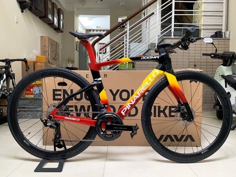 ROAD BIKE tay lái ngang PINA F14, Khung carbon - vành carbon, group Shimano 105. Thắng đĩa dầu - Màu phối Đen/Vàng/Đỏ