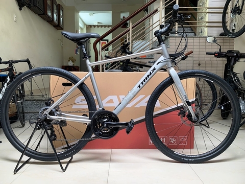 Xe đạp thể thao touring TRINX 2023 (THẮNG ĐĨA CƠ), Group Shimano 21 tốc độ. Hàng nhập khẩu nguyên chiếc, mới 100%. Màu Bạc