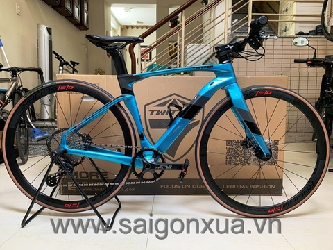 Xe đạp thể thao Road bike tay lái ngang TWITTER CYCLONE PRO DISC 2023 - Khung full Carbon, groupsets SHIMANO 1x12. Màu Xanh