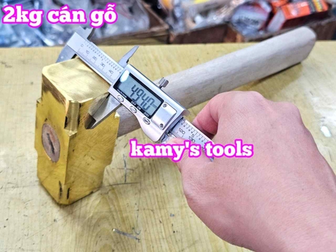 Búa đồng thau đầu vuông cán gỗ 2kg dài 380mm Kamytools KMT-562620