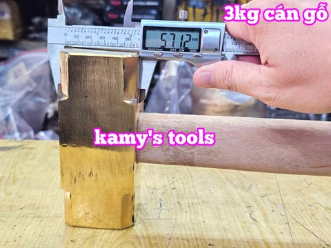 Búa đồng thau đầu vuông cán gỗ 3kg dài 380mm Kamytools KMT-562630