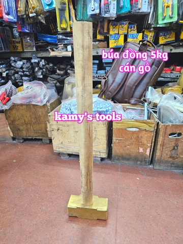 Búa đồng thau đầu vuông cán gỗ 5kg kamytools dài khoảng 700mm
