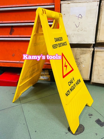 Biển cảnh báo chữ A chú ý nơi nguy hiểm Danger keep distance