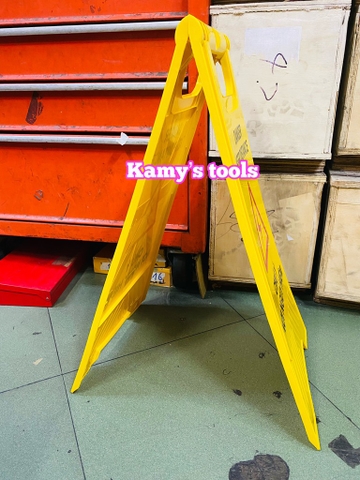 Biển cảnh báo chữ A chú ý nơi nguy hiểm Danger keep distance