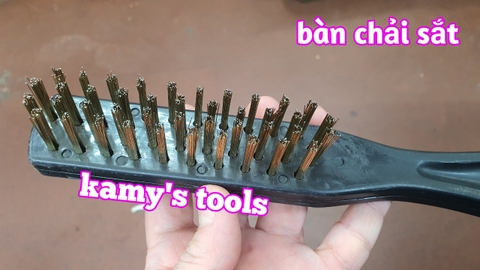 Bàn chải sắt cán nhựa cứng màu đen dài 240mm