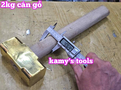 Búa đồng thau đầu vuông cán gỗ 2kg dài 380mm Kamytools KMT-562620