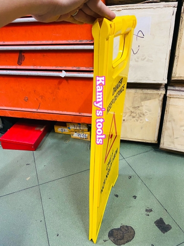Biển cảnh báo chữ A chú ý nơi nguy hiểm Danger keep distance