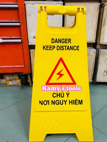 Biển cảnh báo chữ A chú ý nơi nguy hiểm Danger keep distance