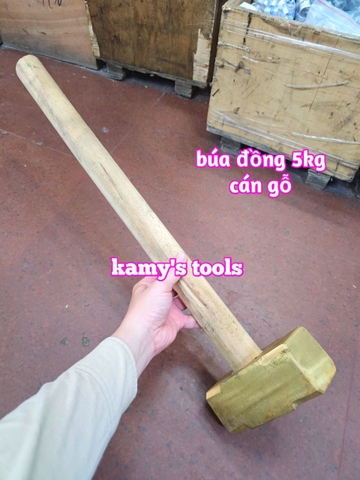 Búa đồng thau đầu vuông cán gỗ 5kg kamytools dài khoảng 700mm