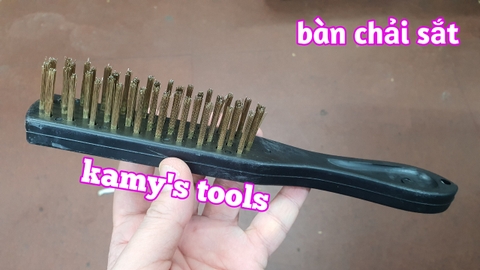 Bàn chải sắt cán nhựa cứng màu đen dài 240mm