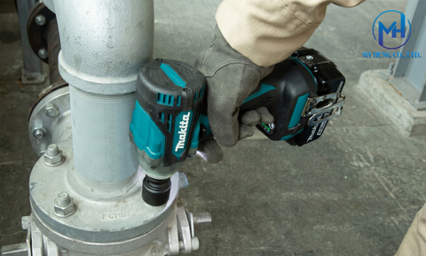Makita DTW300Z - Đánh giá máy siết bu lông dùng pin loại nào tốt tích hợp kiểm soát an toàn
