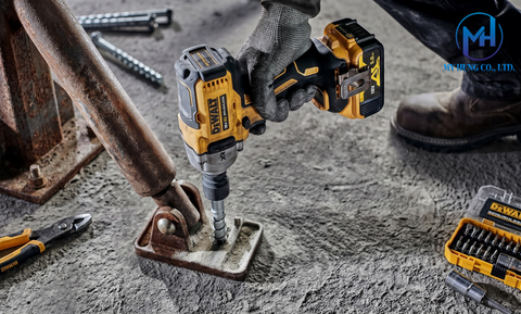 Máy siết bu lông dùng pin loại nào tốt cho cơ khí - Dewalt DCF891 lực siết 1084Nm