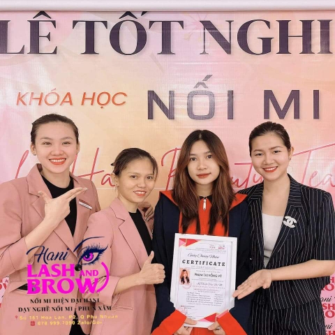 Dạy nghề nối mi cho người trung niên có khó không?