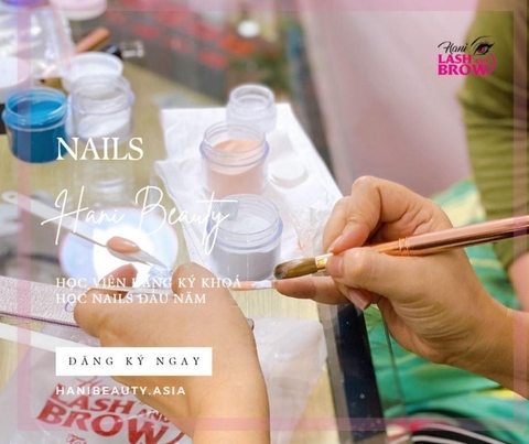 Khoá học Nail hướng dẫn cách dũa form trên tay khách đúng