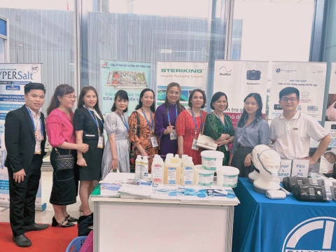 Hình 2. Các bác sỹ, chuyên gia Tai Mũi Họng ghé thăm gian hàng công ty