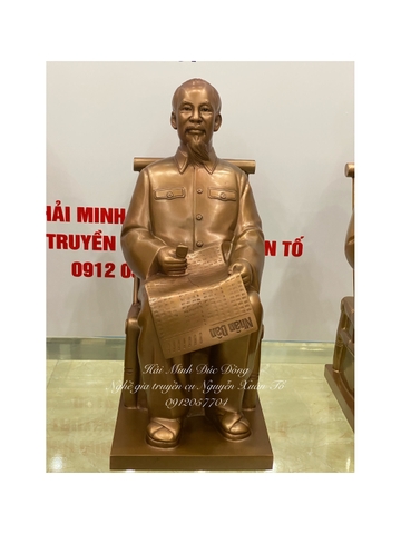 Bác Hồ ngồi ghế mây đọc báo cao 42cm