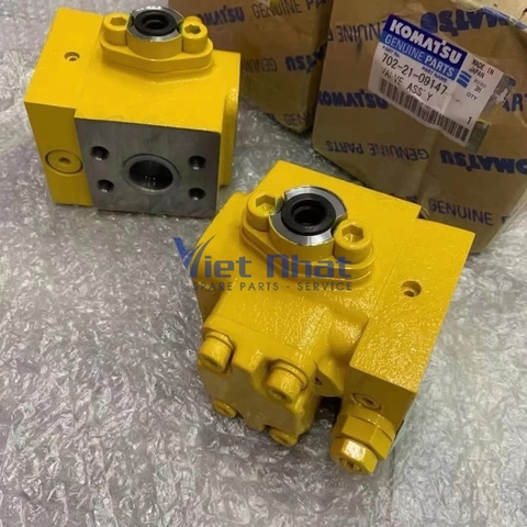 Cụm van áp suất Komatsu PC450-6 702-21-09147, mặt bích và cổng dầu thủy lực, phụ tùng chính hãng Nhật Bản.