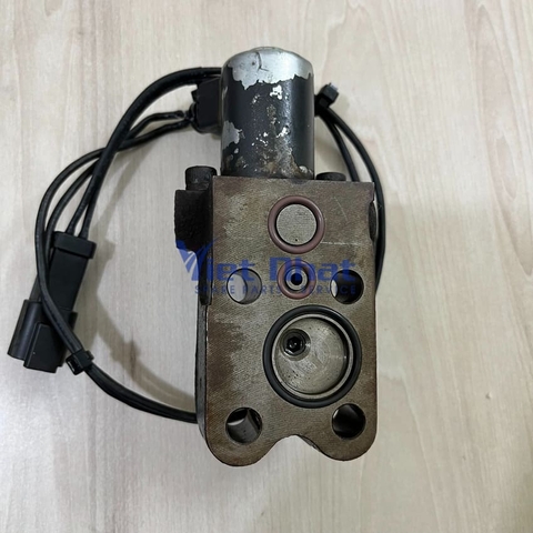 Mặt đáy van đảo chiều mô tơ quạt Komatsu mã 7022156241 với bi van và cổng dầu