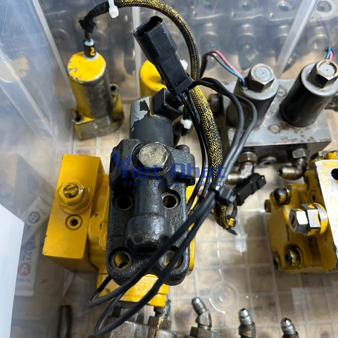 Van điện đảo chiều mô tơ quạt Komatsu 7022156241 đầy đủ dây giắc lắp trên WA480-6