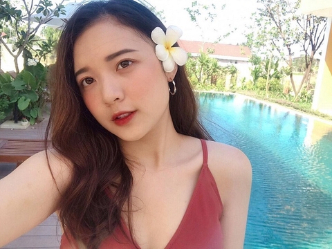 Liều lĩnh mặc váy xẻ cao đến hông, người đẹp suýt gặp sự cố giữa phố