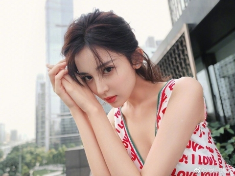 Địch Lệ Nhiệt Ba hóa quý cô yêu kiều, nhan sắc
