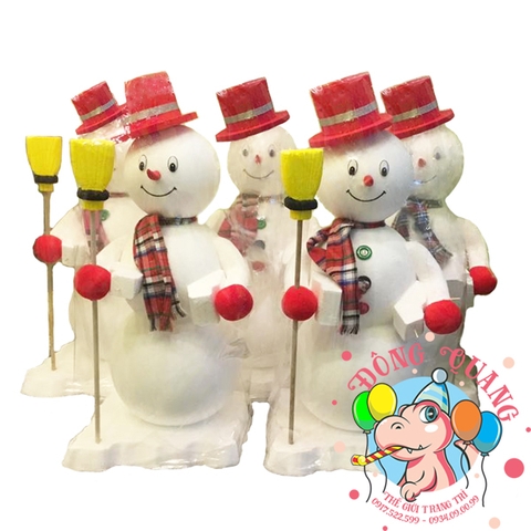 Người tuyết 3 tầng cầm chổi