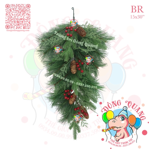 Nhánh lá gắn trái thông, trái đỏ