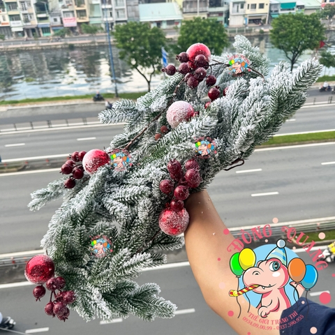 Dây trang trí nhánh thông PE 5 lá phủ tuyết