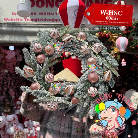 Vòng hoa 3 loại lá phủ tuyết gắn trái thông