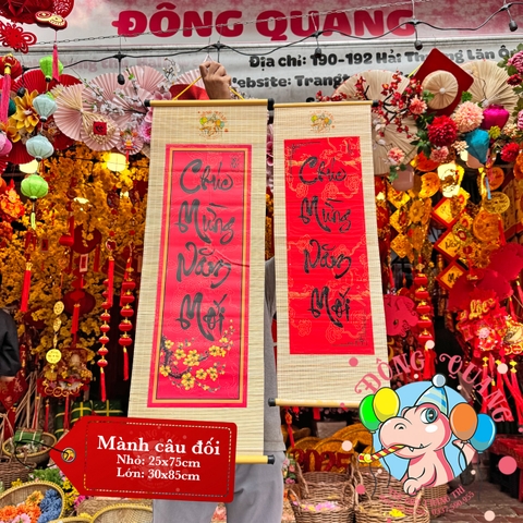 Mành tre câu đối dài chữ Tết thư pháp