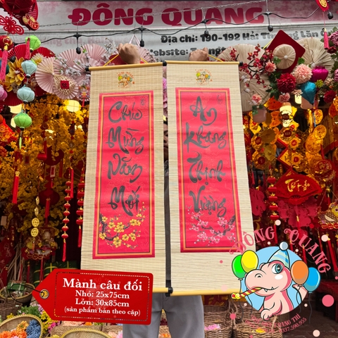 Mành tre câu đối dài chữ Tết thư pháp