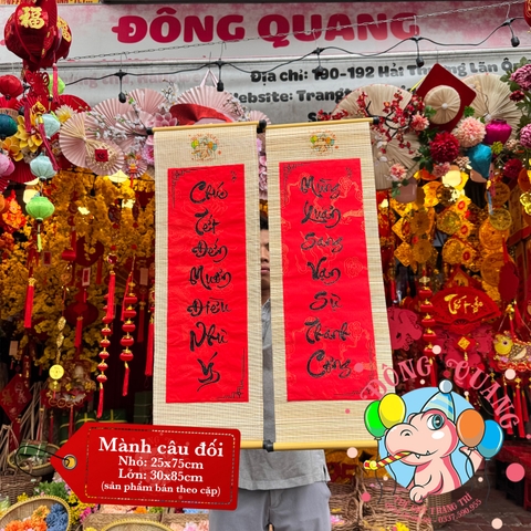 Mành tre câu đối dài chữ Tết thư pháp
